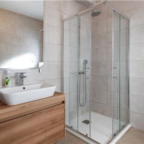 4 Bedroom Villa with Pool near Vodice town, Sibenik Riviera, sleeps 8